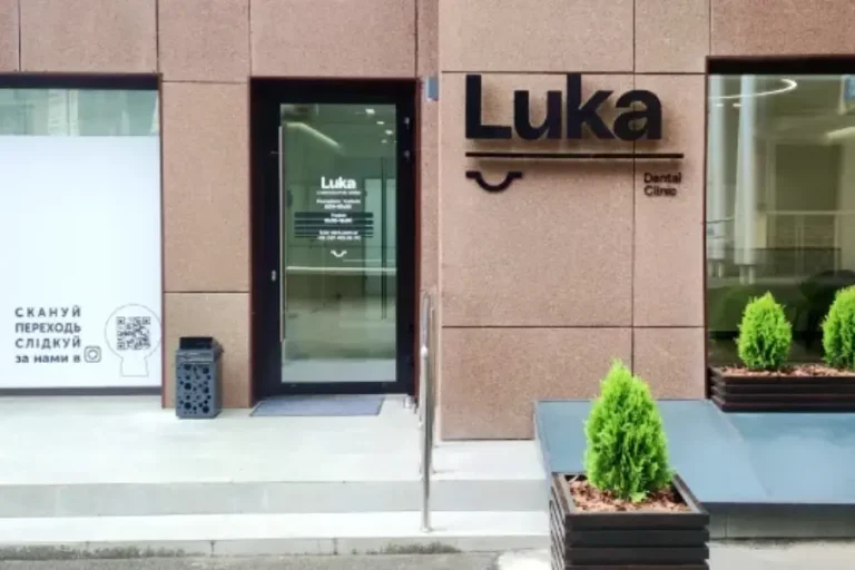 Лікар стоматології Luka проводить лікування зубів пацієнта в сучасній стоматологічній клініці на Борщагівці в Києві